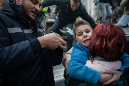 Imagini dramatice din Turcia. Momentul in care un copil de 8 ani este scos de sub daramaturi si isi vede mama - FOTO