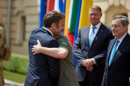 Emmanuel Macron ii primeste miercuri seara la Palatul Elysee pe presedintele Volodimir Zelenski si pe cancelarul Olaf Scholz Emmanuel Macron ii primeste miercuri seara la Palatul Elysee pe presedintele Volodimir Zelenski si pe cancelarul Olaf Scholz