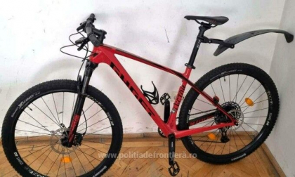 Bicicleta de 4.000 de euro furata din Germania, gasita in Galati, in microbuzul unui cetatean moldovean
Bicicleta de 4.000 de euro furata din Germania, gasita in Galati, in microbuzul unui cetatean moldovean