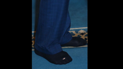 Regele Charles al III-lea a fost surprins cu sosetele gaurite in timpul unei vizite la o moschee Regele Charles al III-lea a fost surprins cu sosetele gaurite in timpul unei vizite la o moschee