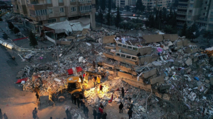 Scene apocaliptice in Turcia si Siria. Imaginile iadului: Cadavrele recuperate, lasate printre ruinele facute de cutremure
