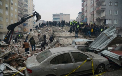 Reportaj: Cimitirele din Turcia si Siria nu mai au loc pentru morti. Zeci de cadavre zac ingramadite unele peste altele intr-un sir de camionete
