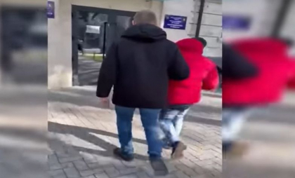 Ar fi atacat si jefuit o persoana in plina strada. Un tanar - retinut pentru 30 de zile, in capitala. Ce pedeapsa risca acesta - VIDEO
