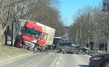 Accident grav in capitala. Un barbat a decedat, dupa ce s-a lovit puternic de un camion. Politia: "Pasagera a fost transportata la spital, iar masina a fost facuta zob" - FOTO Accident grav in capitala. Un barbat a decedat, dupa ce s-a lovit puternic de un camion. Politia: "Pasagera a fost transportata la spital, iar masina a fost facuta zob" - FOTO