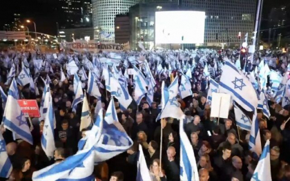 Zeci de mii de persoane au protestat din nou in mai multe orase din Israel impotriva reformelor judiciare ale guvernului
Zeci de mii de persoane au protestat din nou in mai multe orase din Israel impotriva reformelor judiciare ale guvernului