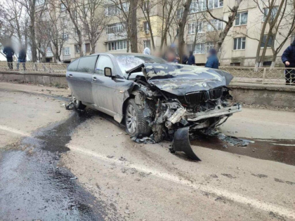 O tanara - transportata de urgenta la spital, dupa ce un BMW si un Mercedes s-au ciocnit, la Soroca - FOTO O tanara - transportata de urgenta la spital, dupa ce un BMW si un Mercedes s-au ciocnit, la Soroca - FOTO