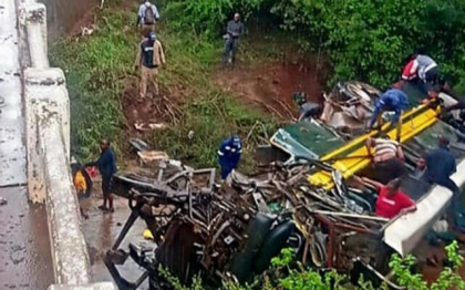 Africa de Sud: Accident intre un autobuz si un camion blindat, 20 de morti, 60 de raniti
Africa de Sud: Accident intre un autobuz si un camion blindat, 20 de morti, 60 de raniti