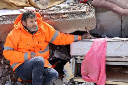 In spatele imaginii cu tatal care isi tine de mana fiica moarta sub ruine, in Turcia. Marturia barbatului - FOTO
