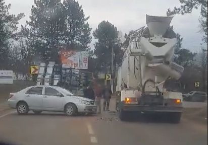 Accident la Hincesti. O betoniera s-a ciocnit cu un automobil. Imaginile video - surprinse de un martor - VIDEO Accident la Hincesti. O betoniera s-a ciocnit cu un automobil. Imaginile video - surprinse de un martor - VIDEO