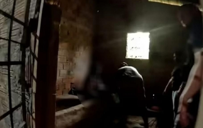 Casa groazei: Femeie tinuta captiva 20 ani, intr-o cusca, dupa ce mama a fortat-o „sa se calmeze”. Politistii brazilieni au salvat-o dintr-o mizerie crunta Casa groazei: Femeie tinuta captiva 20 ani, intr-o cusca, dupa ce mama a fortat-o „sa se calmeze”. Politistii brazilieni au salvat-o dintr-o mizerie crunta