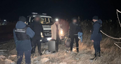 Trei barbati turci - prinsi in timp ce incercau sa traverseze ilegal fontiera moldo-romana - FOTO Trei barbati turci - prinsi in timp ce incercau sa traverseze ilegal fontiera moldo-romana - FOTO