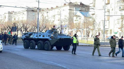 O blindata, mai multi militari si veterani, surprinsi pe strazile capitalei. Ce se intampla - FOTO/VIDEO O blindata, mai multi militari si veterani, surprinsi pe strazile capitalei. Ce se intampla - FOTO/VIDEO