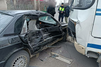 O tanara - transportata la spital, dupa ce masina in care se afla s-a lovit de un autobuz scolar, la Ribnita. Militia transnistreana: "Soferul Mercedesului nu a cedat trecerea". Imagini de la locul accidentului - FOTO O tanara - transportata la spital, dupa ce masina in care se afla s-a lovit de un autobuz scolar, la Ribnita. Militia transnistreana: "Soferul Mercedesului nu a cedat trecerea". Imagini de la locul accidentului - FOTO