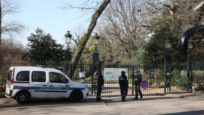 Crima ca in filme la Paris. Mai multe genti pline cu carne si oase de om au fost descoperite intr-un parc celebru din capitala Frantei