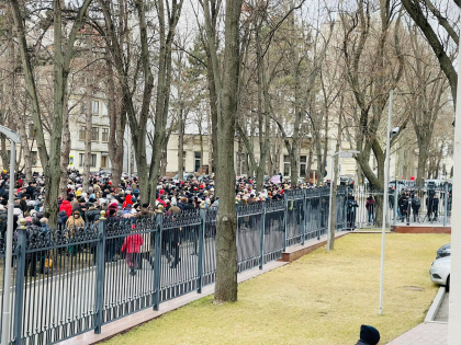 Zeci de simpatizanti ai Partidului Sor protesteaza in fata Presedintiei. Ce scandeaza acestia - FOTO/VIDEO Zeci de simpatizanti ai Partidului Sor protesteaza in fata Presedintiei. Ce scandeaza acestia - FOTO/VIDEO