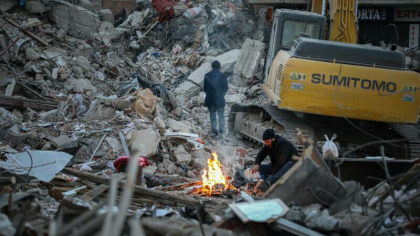 O familie de sirieni care a supravietuit cutremurelor devastatoare din Turcia si-a gasit sfarsitul intr-un incendiu
O familie de sirieni care a supravietuit cutremurelor devastatoare din Turcia si-a gasit sfarsitul intr-un incendiu