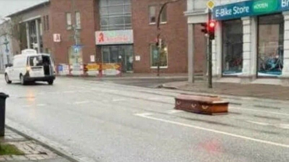 Sicriul cu trupul neinsufletit al unui roman, pierdut pe mijlocul unui drum din Austria. "Mi s-a facut pielea de gaina" Sicriul cu trupul neinsufletit al unui roman, pierdut pe mijlocul unui drum din Austria. "Mi s-a facut pielea de gaina"