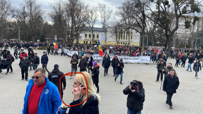 Cere statului achitarea facturilor integral, insa vorbeste la trei telefoane performante. Cum a fost surprinsa Marina Tauber la protest - FOTO