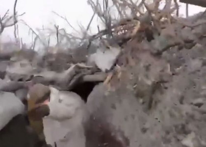 Imagini ireale de lupta surprinse de bodycam-ul unui soldat ucrainean, care incearca singur sa respinga un atac al rusilor langa Bahmut - VIDEO Imagini ireale de lupta surprinse de bodycam-ul unui soldat ucrainean, care incearca singur sa respinga un atac al rusilor langa Bahmut - VIDEO