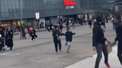 Caz cutremurator la Paris: Un barbat s-a aruncat de la etajul unui mall. Impactul violent, confundat cu cel al focurilor de arma Caz cutremurator la Paris: Un barbat s-a aruncat de la etajul unui mall. Impactul violent, confundat cu cel al focurilor de arma