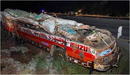 Cel putin 14 morti si 63 de raniti, dupa ce un autobuz s-a rasturnat pe o autostrada din Pakistan. Printre victime se afla si copii
Cel putin 14 morti si 63 de raniti, dupa ce un autobuz s-a rasturnat pe o autostrada din Pakistan. Printre victime se afla si copii