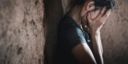 Angaja persoane ilegal, le impunea sa lucreze in conditii inadecvate de trai, iar daca incercau sa fuga, le ameninta cu moartea. Cauza penala in privinta unei femei - remisa in instanta de judecata Angaja persoane ilegal, le impunea sa lucreze in conditii inadecvate de trai, iar daca incercau sa fuga, le ameninta cu moartea. Cauza penala in privinta unei femei - remisa in instanta de judecata