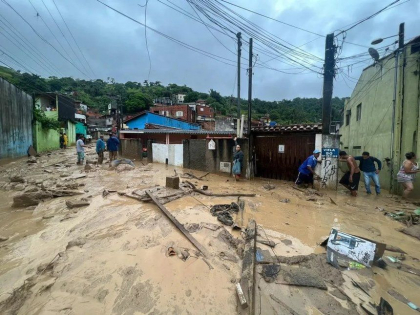 Brazila: Cel putin 36 de oameni au murit din inundatiilor si alunecarilor de teren
Brazila: Cel putin 36 de oameni au murit din inundatiilor si alunecarilor de teren