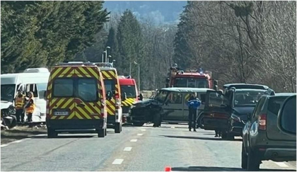 16 persoane au fost ranite, intre care 6 copii, dupa ce un microbuz s-a ciocnit de un taxi, in Alpii francezi. Victimele erau in vacanta la schi
