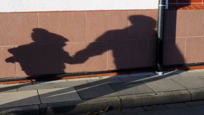 Tentativa de rapire a unui copil, in plina strada. Un individ l-a smuls din mainile mamei Tentativa de rapire a unui copil, in plina strada. Un individ l-a smuls din mainile mamei