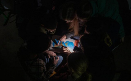 STUDIU: Peste 900 de ore in subteran este timpul mediu petrecut in buncare de copiii din Ucraina, intr-un an de razboi
