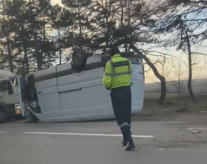 Accident la Sangerei. Un microbuz a ajuns intr-un sant, dupa ce soferul a pierdut controlul volanului - VIDEO