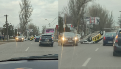 O masina de taxi s-a rasturnat, dupa ce s-a lovit cu un automobil de la scoala auto, in capitala. Imagini de la locul accidentului - FOTO O masina de taxi s-a rasturnat, dupa ce s-a lovit cu un automobil de la scoala auto, in capitala. Imagini de la locul accidentului - FOTO
