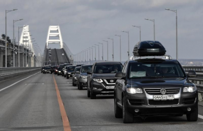 „Marele cadou” pentru Putin. Masinile circula din nou pe podul Kerci dupa patru luni si jumatate de la explozia camionului-capcana