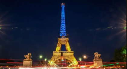 Un an de razboi: Turnul Eiffel, iluminat in culorile steagul national al Ucrainei
