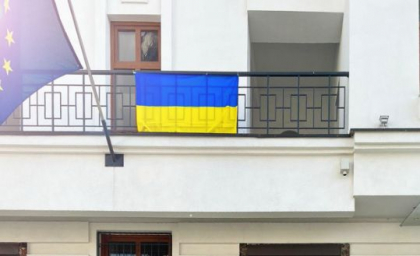 Drapelul Ucrainei - arborat la Ambasada Uniunii Europene la Chisinau: "Denota sprijinul de neclintit al UE pentru Ucraina si ucraineni" Drapelul Ucrainei - arborat la Ambasada Uniunii Europene la Chisinau: "Denota sprijinul de neclintit al UE pentru Ucraina si ucraineni"