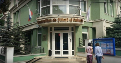 La un an de razboi in Ucraina, Centrul rus de Cultura si Stiinta din Chisinau a fost vandalizat. Peretii institutiei - stropiti cu vopsea rosie 