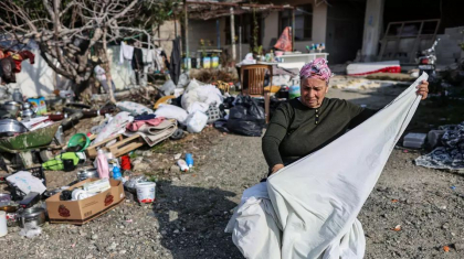 Supravietuitorii cutremurului din Turcia se plang ca nu au primit un adapost nici dupa trei saptamani. Unii dorm pe caramizi, sub folii de plastic Supravietuitorii cutremurului din Turcia se plang ca nu au primit un adapost nici dupa trei saptamani. Unii dorm pe caramizi, sub folii de plastic