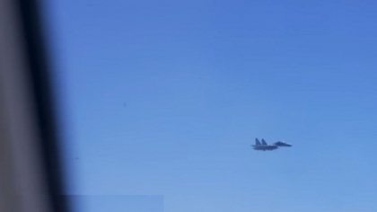 „Nu te apropia sau iti asumi responsabilitatea”. Momentul cand un avion al Marinei SUA este escortat de un avion chinez - VIDEO 