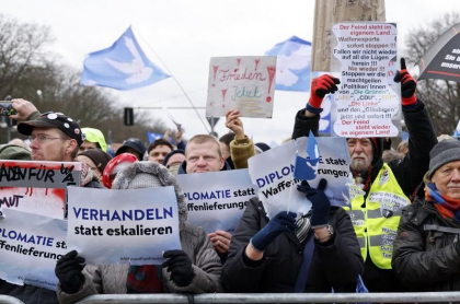 Zece mii de persoane au protestat la Berlin impotriva inarmarii Ucrainei Zece mii de persoane au protestat la Berlin impotriva inarmarii Ucrainei