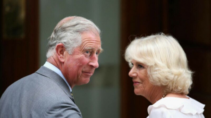 Regele Charles al III-lea ignora ultima dorinta a mamei sale, si ii ofera titlul de „Regina” sotiei sale Camilla