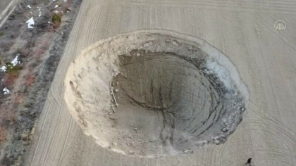 Un crater imens a aparut in Turcia. Are o adancime de 12-15 metri - VIDEO Un crater imens a aparut in Turcia. Are o adancime de 12-15 metri - VIDEO