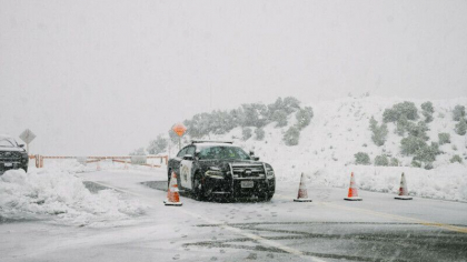 Furtuna neobisnuita in California. Mii de oameni au ramas fara electricitate, iar autostrazile au fost inchise - VIDEO