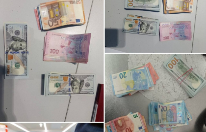 A incercat sa iasa din tara cu peste 19 mii de dolari, o mie de euro si aproape doua mii de hrivne, fara sa le declare. Un ucrainean - documentat pe Aeroportul International Chisinau - FOTO A incercat sa iasa din tara cu peste 19 mii de dolari, o mie de euro si aproape doua mii de hrivne, fara sa le declare. Un ucrainean - documentat pe Aeroportul International Chisinau - FOTO