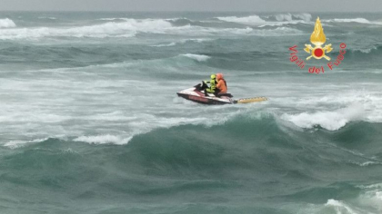 O barca plina cu migranti „s-a rupt in doua” in largul coastelor Italiei. Zeci de trupuri au ajuns pe plaja O barca plina cu migranti „s-a rupt in doua” in largul coastelor Italiei. Zeci de trupuri au ajuns pe plaja