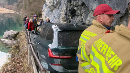 Un sofer de 77 de ani ramas blocat cu masina pe o poteca montana, in Austria, salvat de pompieri: „Asa m-a dus GPS-ul” - FOTO