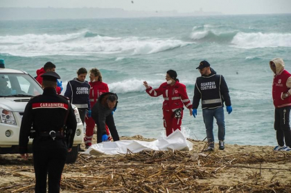 Bilantul migrantilor morti in naufragiul din sudul Italiei creste. Von der Leyen cere accelerarea reformei dreptului de azil in UE Bilantul migrantilor morti in naufragiul din sudul Italiei creste. Von der Leyen cere accelerarea reformei dreptului de azil in UE