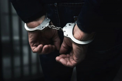 Un moldovean, condamnat la inchisoare dupa ce a incercat sa loveasca un carabinier cu cutitul, in capitala. Ce alte infractiuni a comis acesta