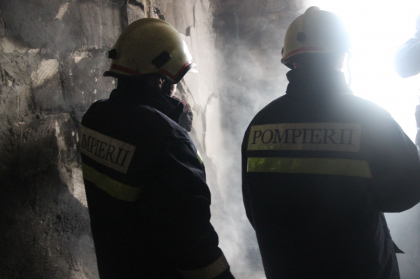 Incendiu puternic in capitala. Doua persoane au decedat, iar una a fost transportata la spital dupa ce apartamentul in care se aflau a fost cuprins de flacari