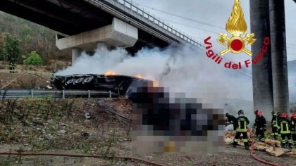 Momentul in care un TIR explodeaza pe o autostrada, in Italia. Soferul a murit pe loc - VIDEO Momentul in care un TIR explodeaza pe o autostrada, in Italia. Soferul a murit pe loc - VIDEO