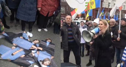 Cu drapele si porumbei, membrii si simpatizantii Partidului SOR au protestat in centrul capitalei. La finalul protestului, acestia au rupt si calcat in picioare niste portrete cu chipul Maiei Sandu - VIDEO Cu drapele si porumbei, membrii si simpatizantii Partidului SOR au protestat in centrul capitalei. La finalul protestului, acestia au rupt si calcat in picioare niste portrete cu chipul Maiei Sandu - VIDEO